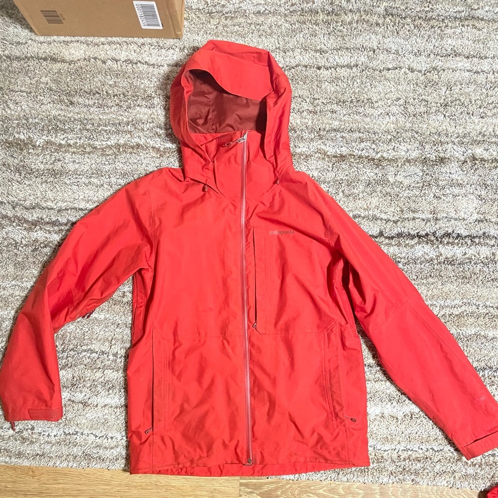 Patagonia SnowShot winter jacket H2no, with reversible jacket insert. Dry. Warm.